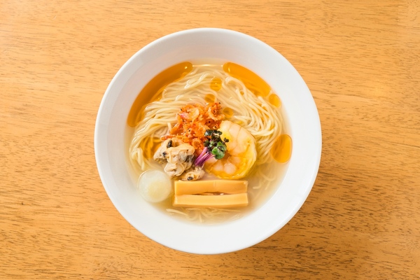 「海老と貝の冷やしラーメン」(1300円)