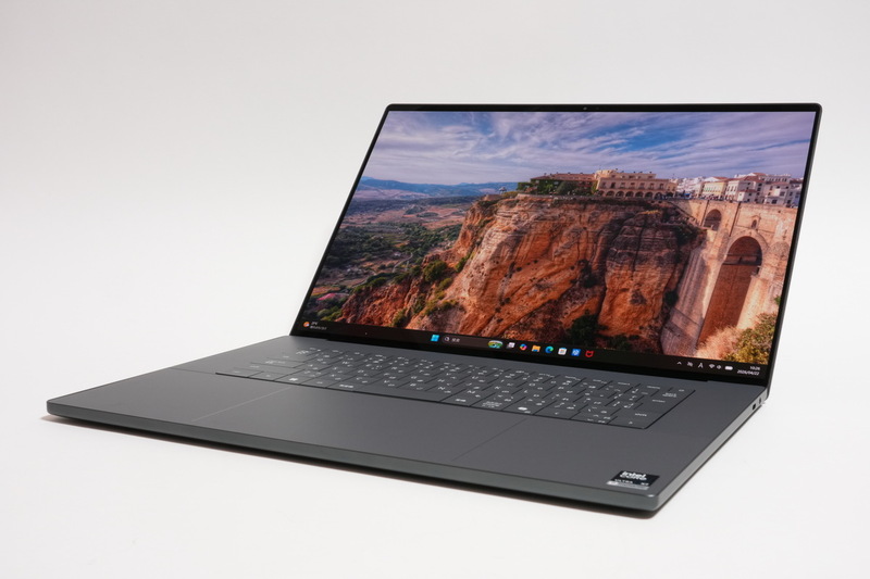 未来デザインのフラッグシップノート＝「CoreUltra X7 358H」のGPUは