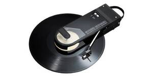 40年前の“変な構造”、いまはワイヤレスで聴ける。レコードを挟んで再生するプレーヤー