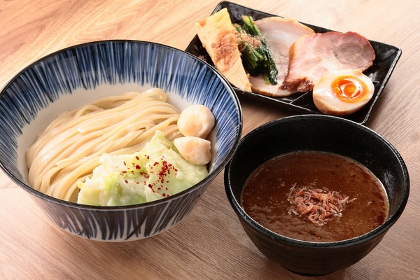 静岡県浜松市「麺座 みつ」が修業時代の限定麺をインスパイア！ 甘エビの濃厚つけ麺に春野菜をプラス