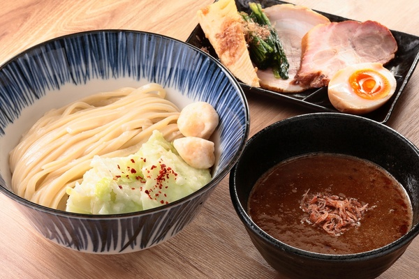 「季節の食材を使った濃厚エビつけ麺」(1500円)