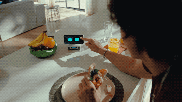 スマホがAIロボットになる「ルーイ」、Makuakeで支援額700万円超え