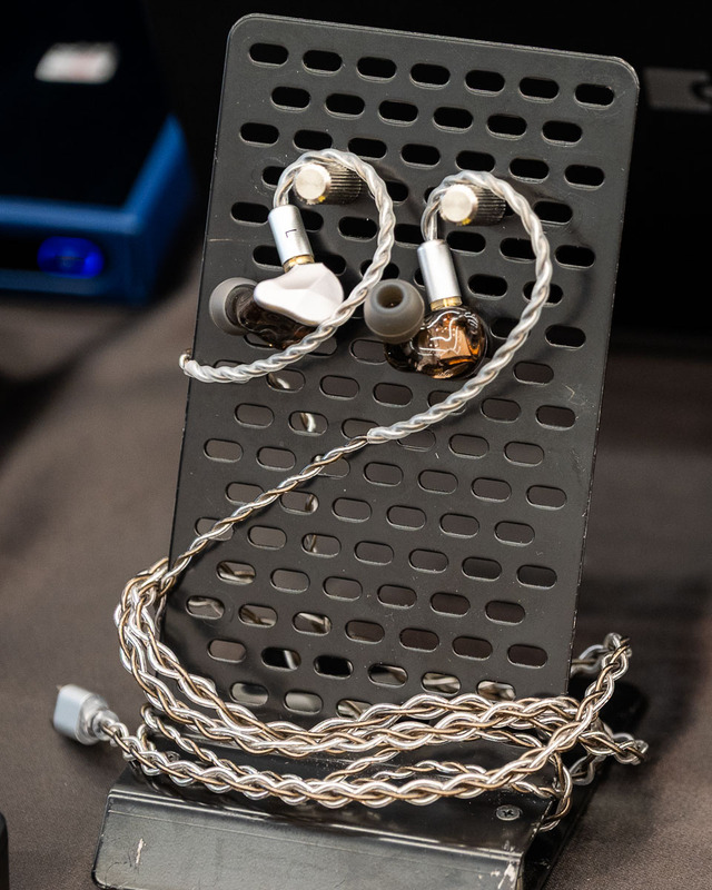 エミライ自社開発のイヤホン「em NEXIEM Limited（Sound Master