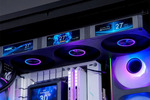 3基のラジエーターファンにも液晶があるCPUクーラー、何を表示するかはあなた次第！