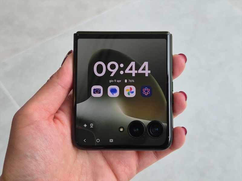 モトローラの新型折りたたみ「razr 70」シリーズ実機レポ！ 注目は極薄