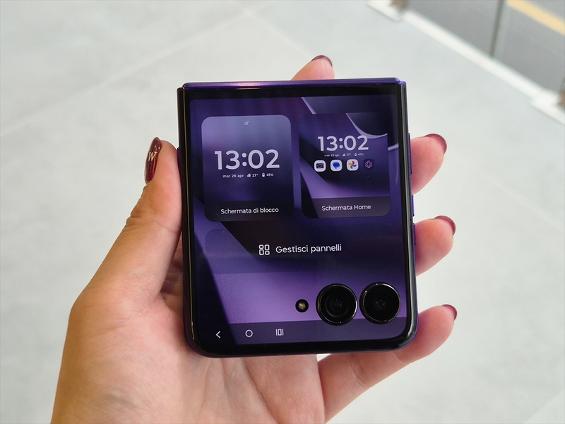 モトローラの新型折りたたみ「razr 70」シリーズ実機レポ！ 注目は極薄
