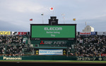 エレコムが阪神vs巨人戦に協賛　甲子園で選手へ最新ガジェット贈呈