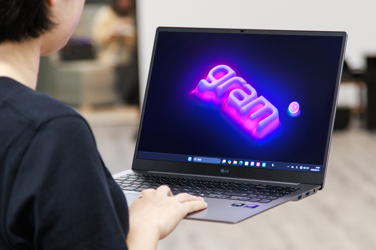 LG gram Pro 16 16Z90U-KUB5J:16インチで1199g、12.4mmの軽くて薄い本体サイズ感