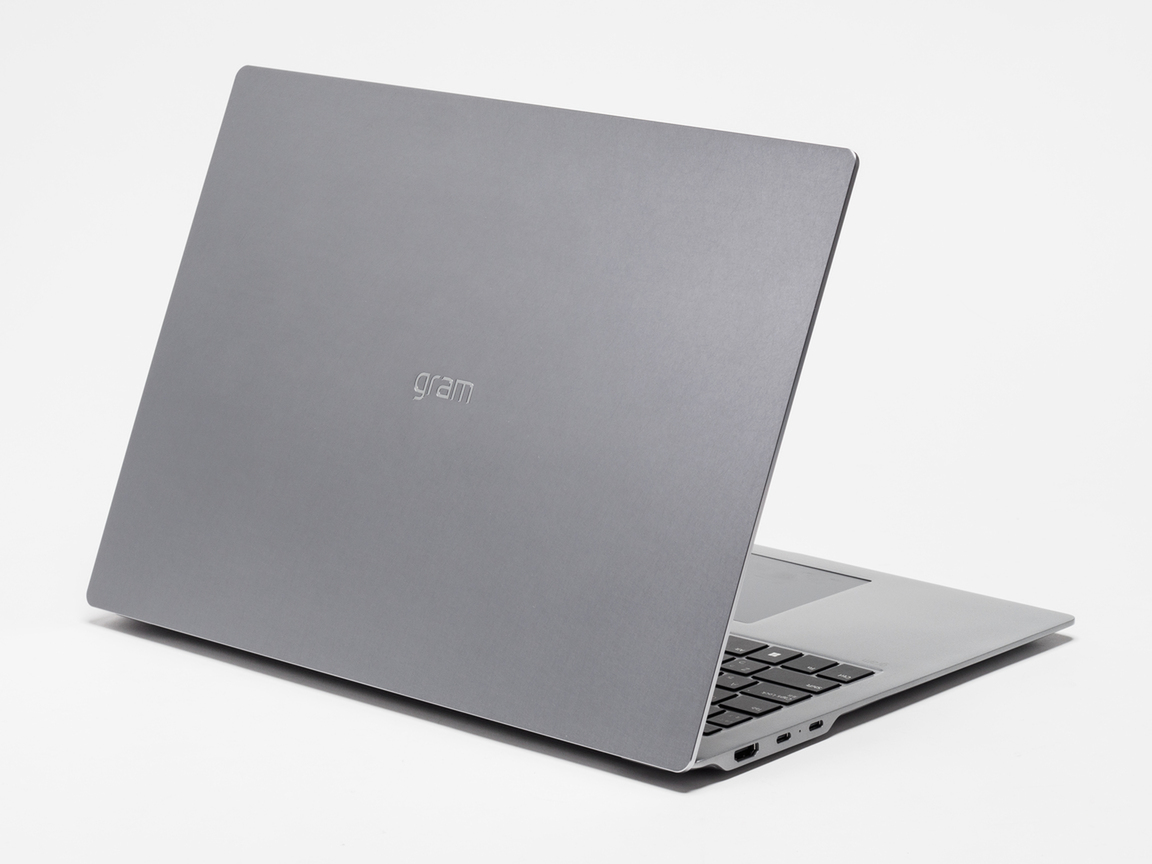 LG gram Pro 16 16Z90U-KUB5J:大容量32GBオンボードメモリー(増設不可の注意点)