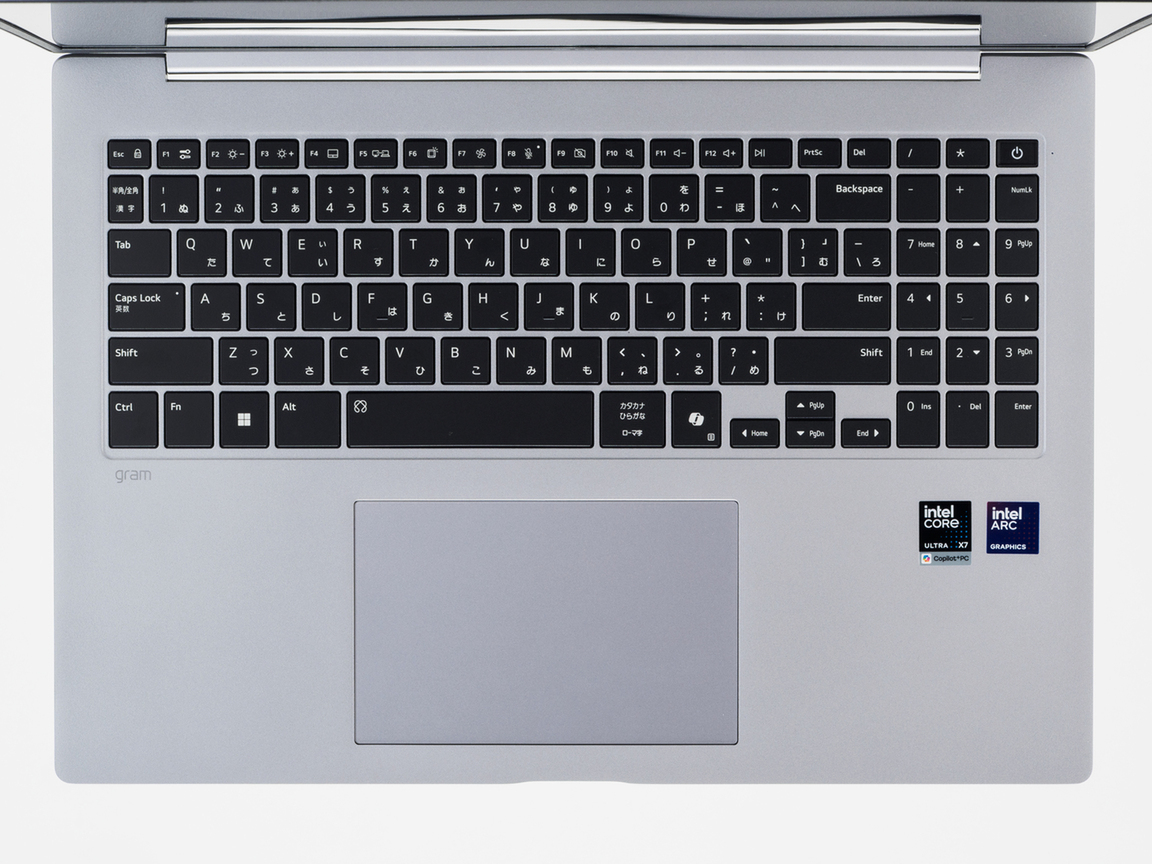 LG gram Pro 16 16Z90U-KUB5J 写真ギャラリー：Thunderbolt 4端子など側面のインターフェース