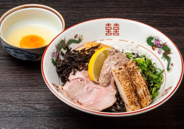 ホタルイカの旨味が詰まったタレに真っ黒な麺が絡む！ 埼玉･大袋「中華そば 十目一八食堂」でインパクト抜群のまぜそばが登場