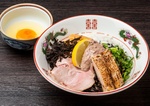 ホタルイカの旨味が詰まったタレに真っ黒な麺が絡む！ 埼玉･大袋「中華そば 十目一八食堂」でインパクト抜群のまぜそばが登場