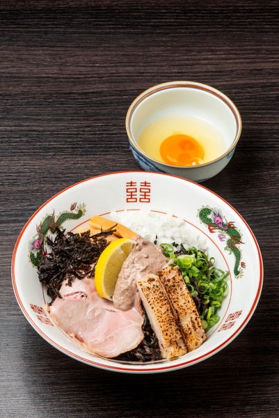 「ふんだんホタルイカのブラックまぜそば」(1400円)