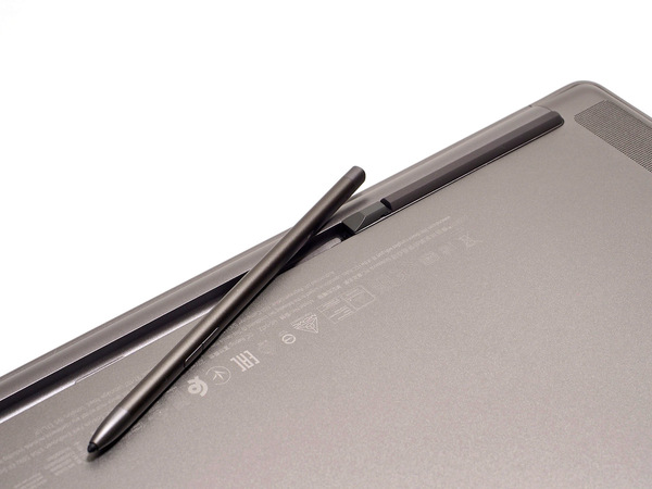 マグネットでPrestige 14 Flip AI+ D3Mの底面に吸着するMSI Nano Pen