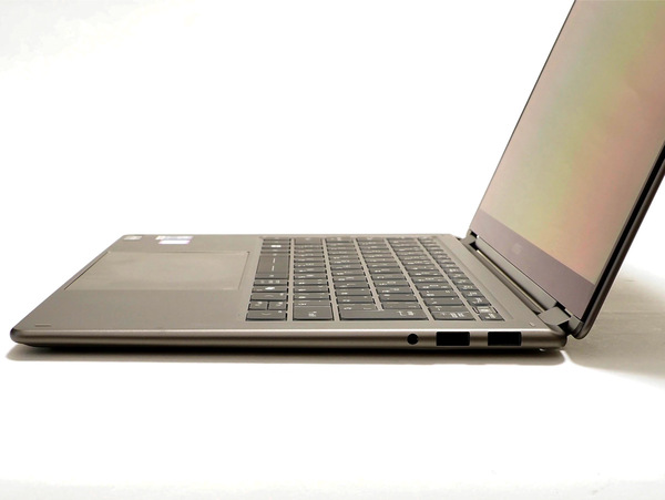 Prestige 14 Flip AI+ D3Mの右側面にある2基のUSB 3.2 Gen 2 Type-Aポートとオーディオジャック