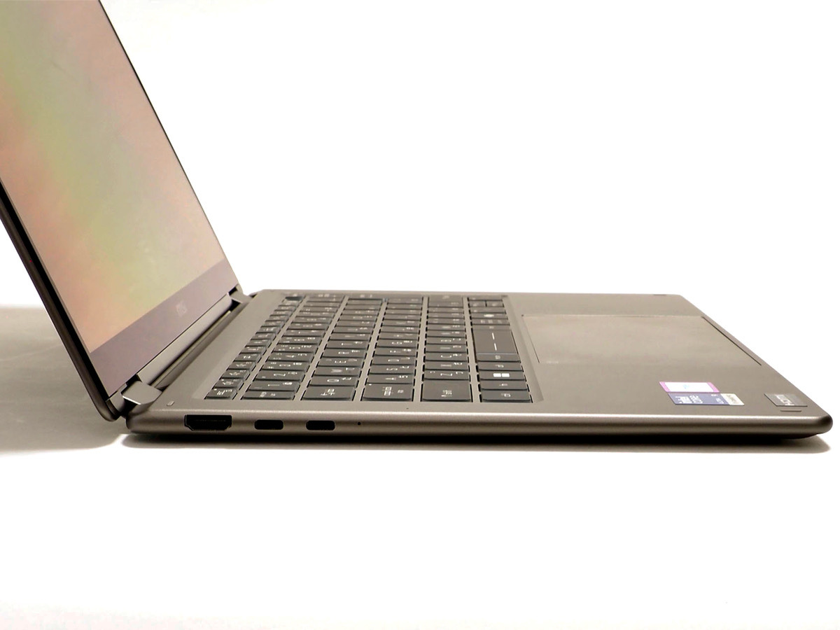 Prestige 14 Flip AI+ D3Mの左側面にあるHDMIポートと2基のThunderbolt 4ポート