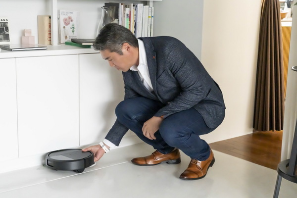 iRobotが日本向け薄型「Roomba Plus 515」発表