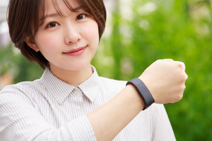 【超気持ちいい】5.2gで超軽スマートバンドなら光らなくて超快適だぞ！