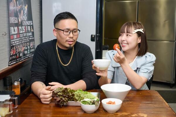 まーみん(右)は「毎朝飲んでる大好きなトマトジュースを豚骨醤油と合わせるってどうかな?」と店主・小山亮さん(左)にリクエスト