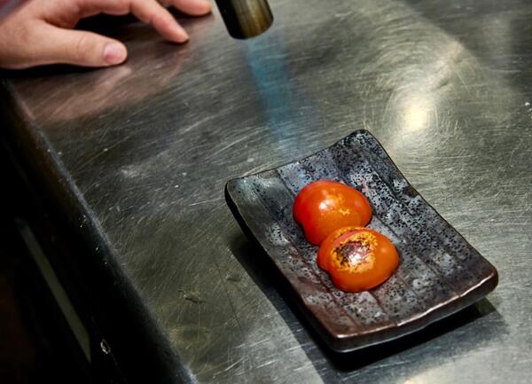 小ぶりなトマトを炙り、皮を柔らかくすることで食べやすくする工夫も