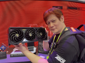 ROGブースで見つけた、オレの手の幅よりデカい「極太ビデオカード」を見てくれよ