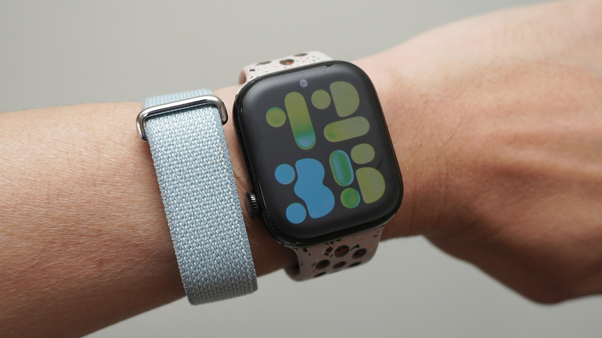 腕時計の“2個着け”問題ついに解決！ 画面を捨てた「Google Fitbit Air」のヤバすぎる装着感