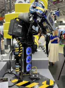 工場用ロボットかと思ったら、ガチのパソコンだったわ。