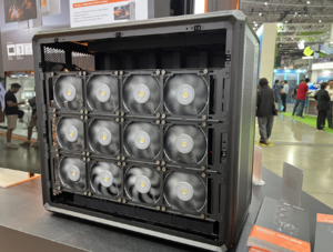 側面がすべてファンで覆われた、やばいPCを発見したぜ