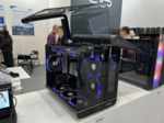 翼のように側面がガバッと開く、ガルウィング型のPCケースがすごいぞ！