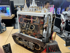 すげー発想だな。台北で「ペガサス型のパソコン」や「寺院型のデスクトップPC」を見たよ