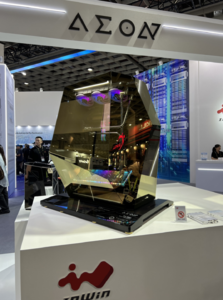 美しい輝き……。まるで「セーブ地点」のようなPCケースをCOMPUTEXで見つけた！