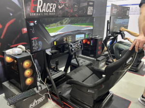 加速は、風と尻で感じるものだ。かなり本格的なレースシム用リグ「E-Racer」