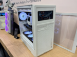 ここまできたか……ディスプレーが「3つ」もついた、水冷クーラーを見つけました。