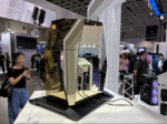 置き場所は選ぶが、この存在感は素晴らしい。眩しいほどにキラキラ…いや、ギラギラのPCケースに大興奮！