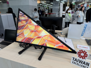 えっと…何に使う？ 「三角形のディスプレー」あまりにも強烈なインパクト。