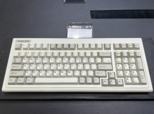 見た目は懐かしのレトロなキーボード、でも中身は最新のワイヤレス！