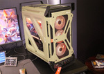 ミリタリーライクなCORSAIRのミドルタワーがマジカッコいい！ 押したらキケン!? そうなリセットボタンも