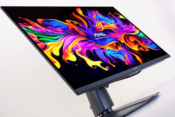 MSIの27インチ4Kゲーミングモニター MAG 272UP QD-OLED E16の本体正面