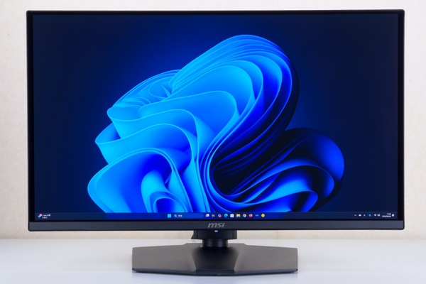 4K QD-OLEDパネルを搭載した最新ゲーミングモニター MAG 272UP QD-OLED E16のデスク設置例