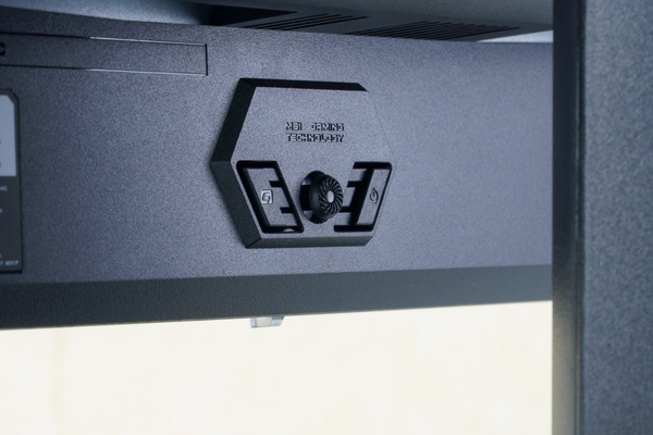 MAG 272UP QD-OLED E16の背面右下に備えられたスティックタイプのOSD操作用ナビキー