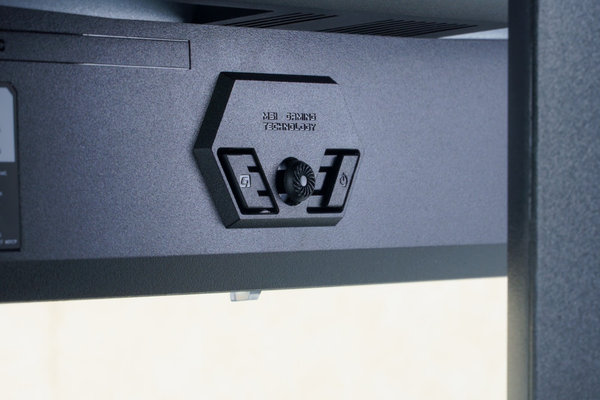 MAG 272UP QD-OLED E16の背面右下に備えられたスティックタイプのOSD操作用ナビキー