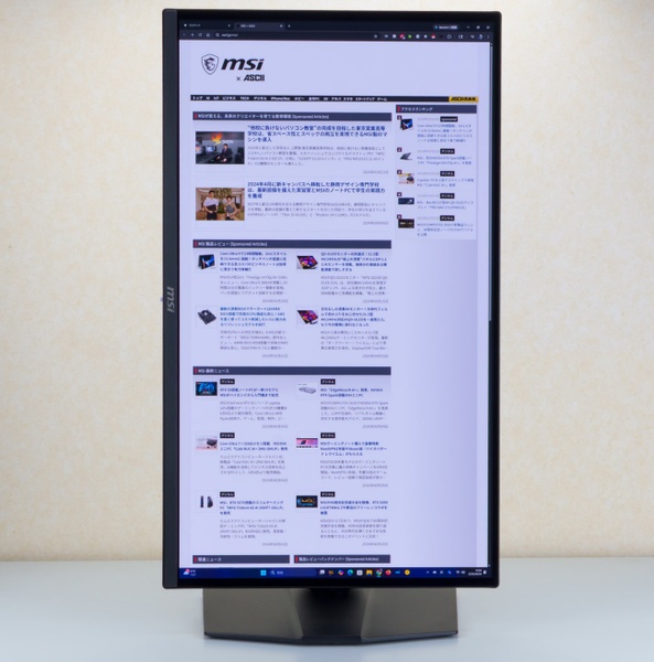 MAG 272UP QD-OLED E16を90度回転させてピボット(縦画面)で使用する様子(正面)