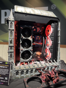 本気でやれば、自作PCはここまでグロくて（褒め言葉）かっこいい感じになるのだ……
