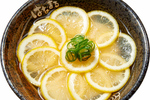 レモンで麺が見えない!? はなまる「冷レモンきしめん」23店舗限定