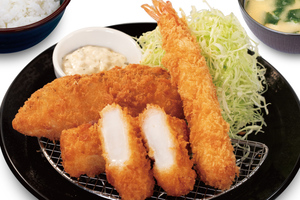 これはうれしい！松のや「海鮮盛合せ定食」が今年も　海老・イカ・白身魚