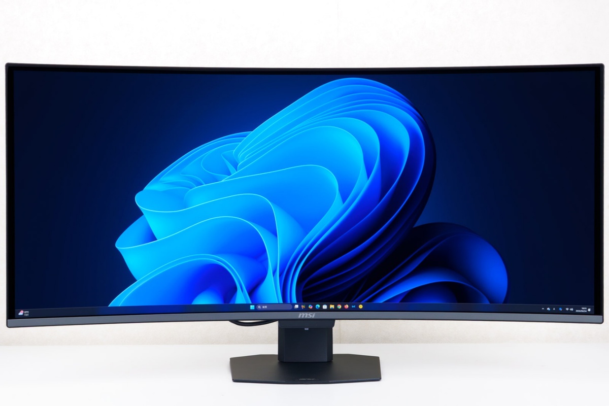 1800Rの曲率を持つMPG 341CQR QD-OLED X36の34インチ湾曲ウルトラワイドディスプレーの没入感