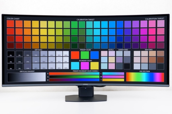 DCI-P3カバー率99.3パーセントの広色域を誇るMPG 341CQR QD-OLED X36の鮮やかな色彩表現