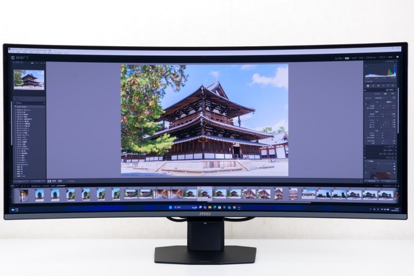 Adobe Lightroom Classic CCを展開しウルトラワイドの広い作業領域で写真現像を行う様子