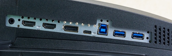 HDMI 2.1やDisplayPort 2.1aに加えて最大98WのUSB PD給電に対応したType-Cを揃える背面端子部