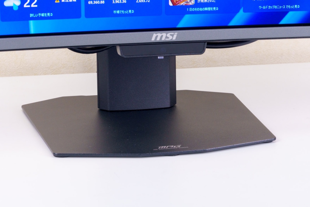 設置面積を最大62パーセント削減したスタイリッシュなフラットベースデザインのスタンド部